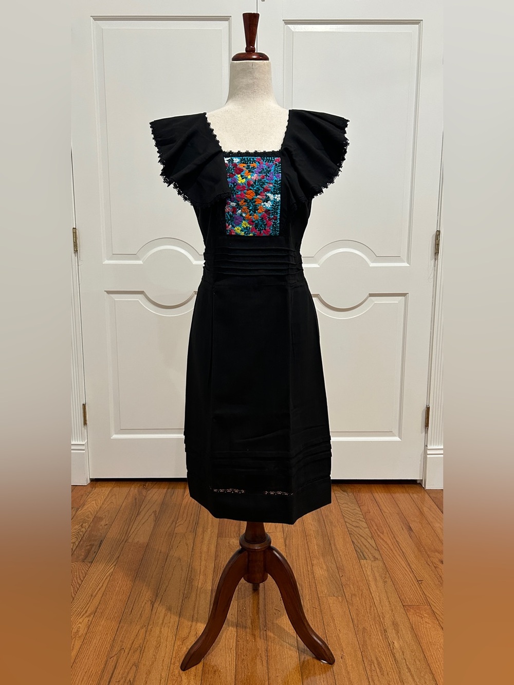Mexican embroidered dress, hand Embroidered with silk threads.